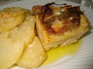 Receita de Bacalhau no forno em cama de cebola e batatas