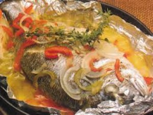Receita de Dourada em Papelote com cebolinho e tomate