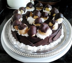 bolo de chocolate com profiteroles