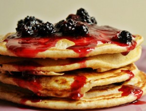 panquecas com frutos vermelhos