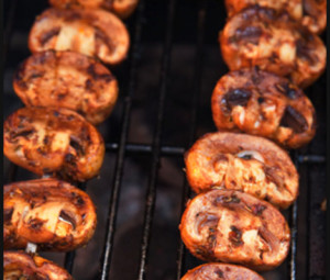 espetadas de cogumelos pequenos