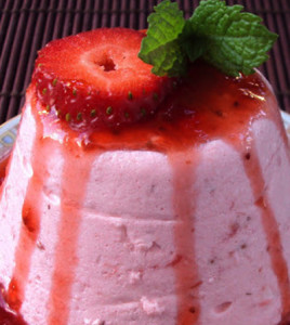 pudinzinhos com molho de morangos