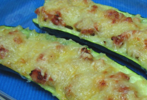 salsicha envolvida em courgettes gratinadas