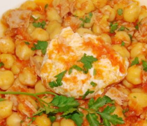 atum e grao com ovos mergulhados em molho de tomate