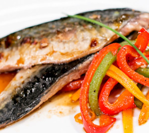 filetes de cavala braseada em tosta