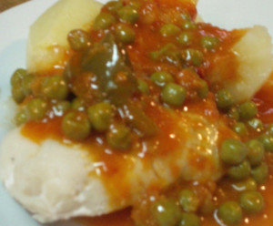 medalhoes de peixe acompanhados com ervilhas