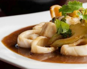 mista de lulas com algas e legumes