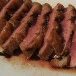 peito de pato em tomilho e molho de iogurte