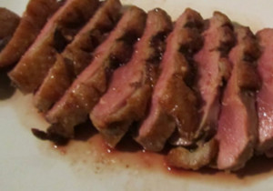 peito de pato em tomilho e molho de iogurte