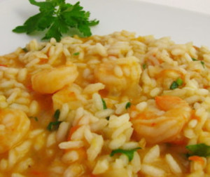 peixe e marisco mergulhados em arroz maravilha