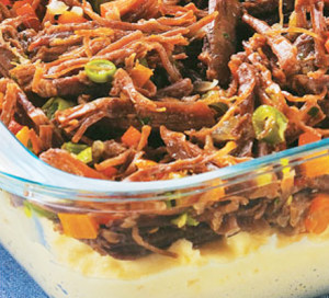 pure de batata coberta de acem e legumes