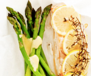 salmao no prato com espargos e alecrim
