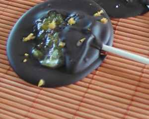 chupa delicia derretida com chocolate negro