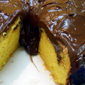 bolo fofinho de cenoura recheado de chocolate