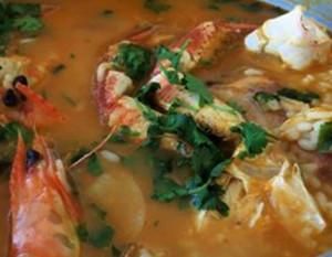 mista deliciosa de tamboril e camarao mergulhado em caldo de arroz