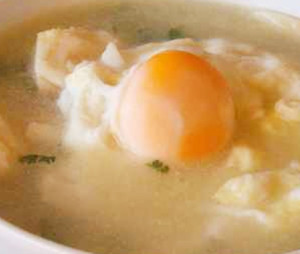 canja de bacalhau ao aroma com poejo e ovo escalfado