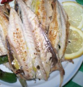 cavalas grelhadas com rolinhos de pao