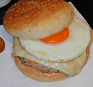 hamburger no pao com ovo a cavalo
