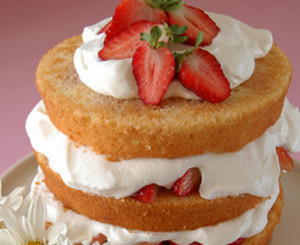 bolo em camadas com framboesa e mirtilos