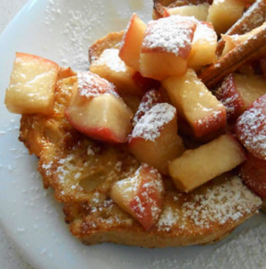 fatias douradas com frutos salteados