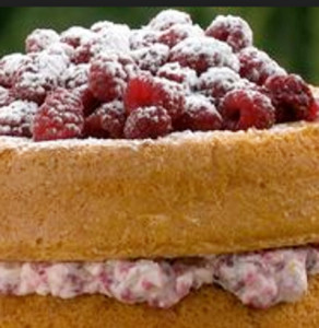 bolo de natas recheado com framboesas