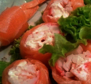 salmao enrolado com molho de camarao